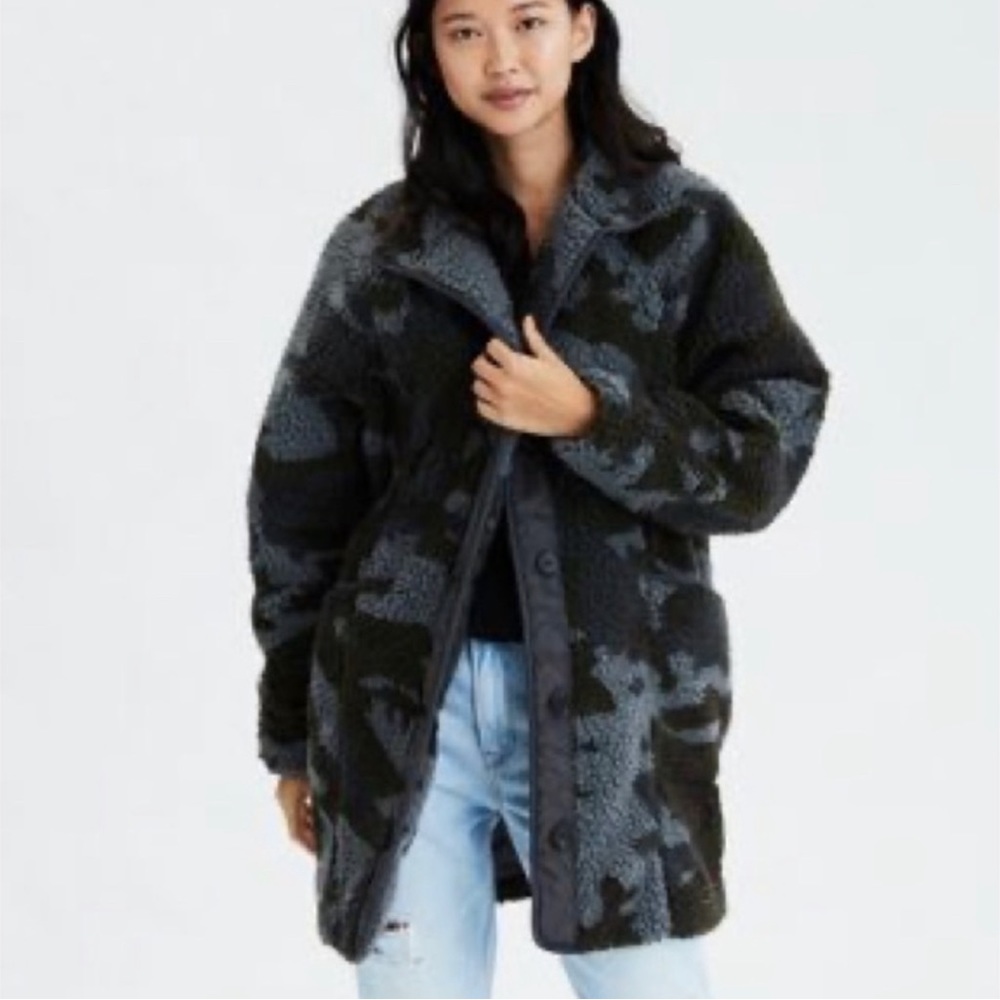 AE camo Sherpa jacket size Large
